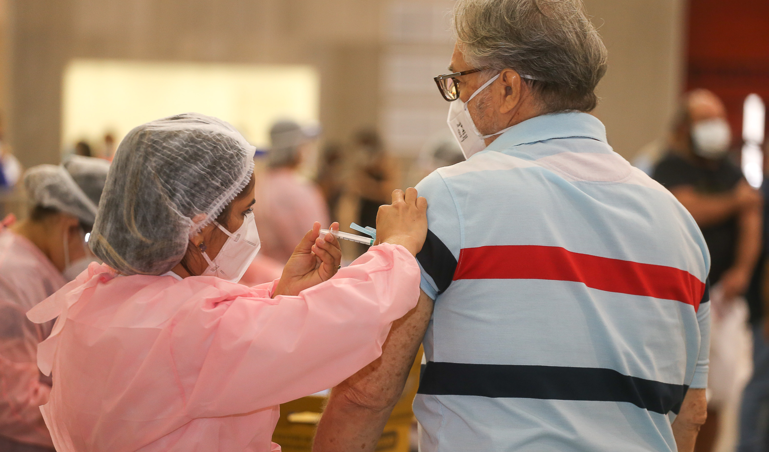 enfermeira vacina um senhor